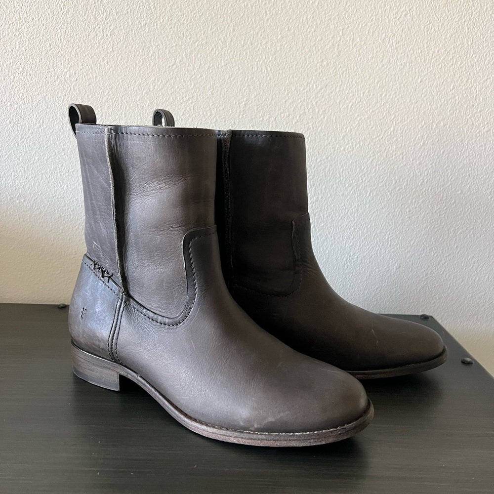 Frye Cara Short Leather Ankle Boot Bootie Gray Brown Size 8 NEW